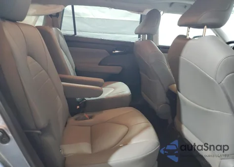 2020 Toyota Highlander Xle z USA, uszkodzony, nr VIN 5TDGZRBHXLS014498